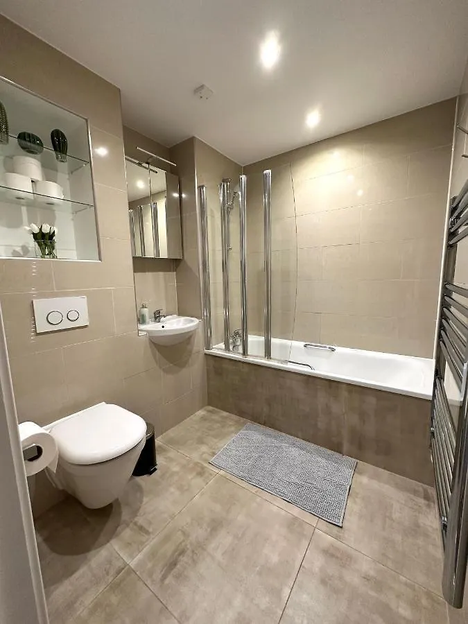 Modern 3 Bed Flat With Private Terrace In Shoreditch London