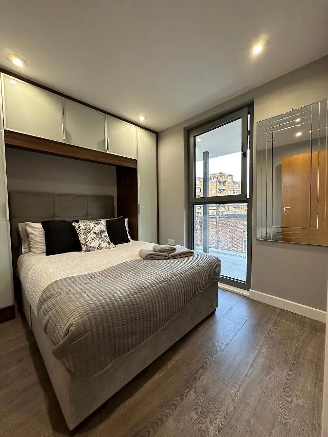 Modern 3 Bed Flat With Private Terrace In Shoreditch London Apartment