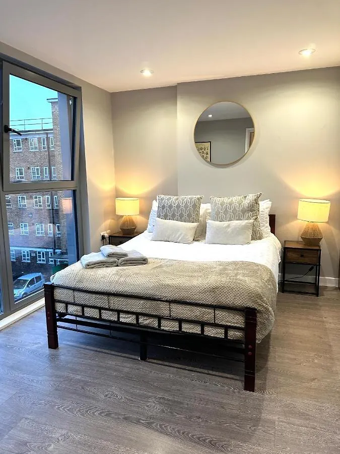 Modern 3 Bed Flat With Private Terrace In Shoreditch London