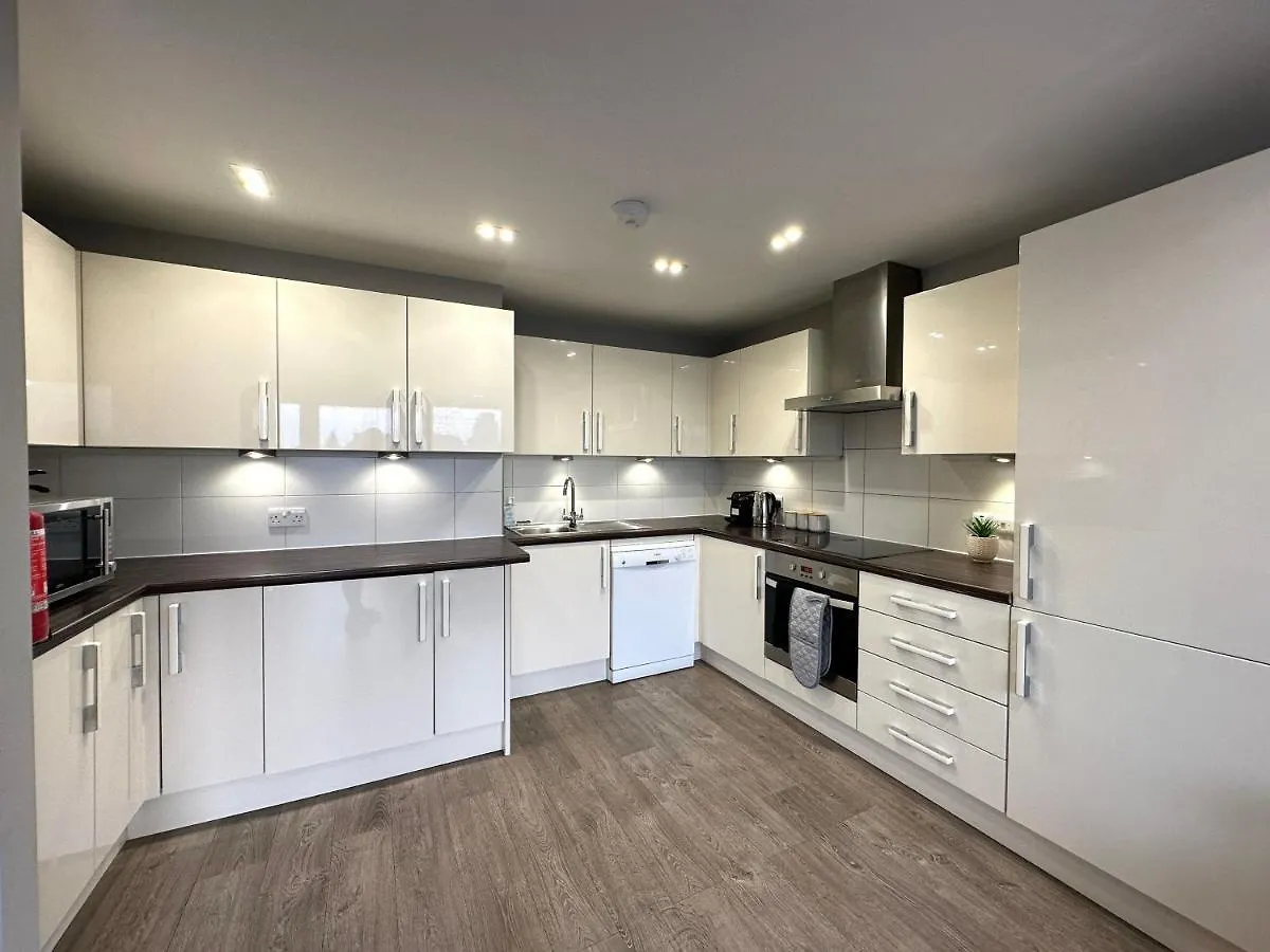 Modern 3 Bed Flat With Private Terrace In Shoreditch London