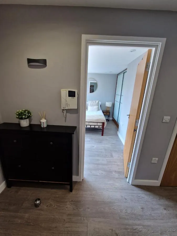Modern 3 Bed Flat With Private Terrace In Shoreditch London