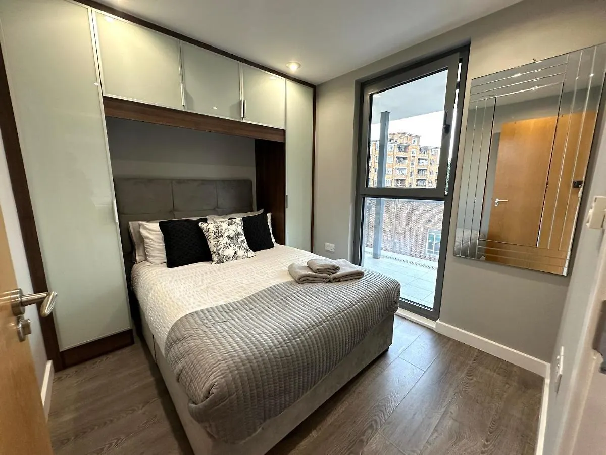 Modern 3 Bed Flat With Private Terrace In Shoreditch London 0*,