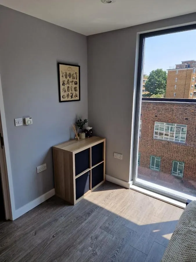 Modern 3 Bed Flat With Private Terrace In Shoreditch London